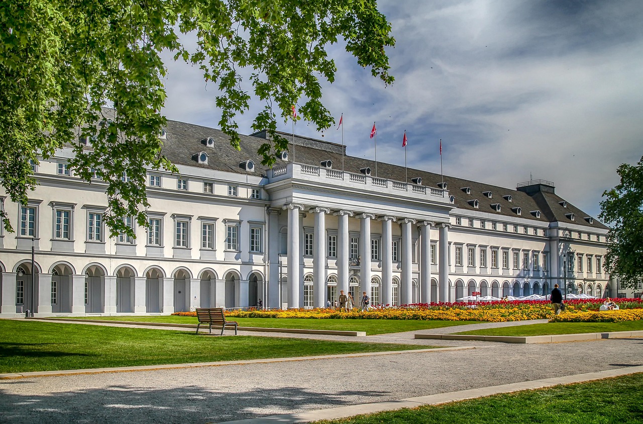 Barockes Gebäude mit Garten im Vordergrund